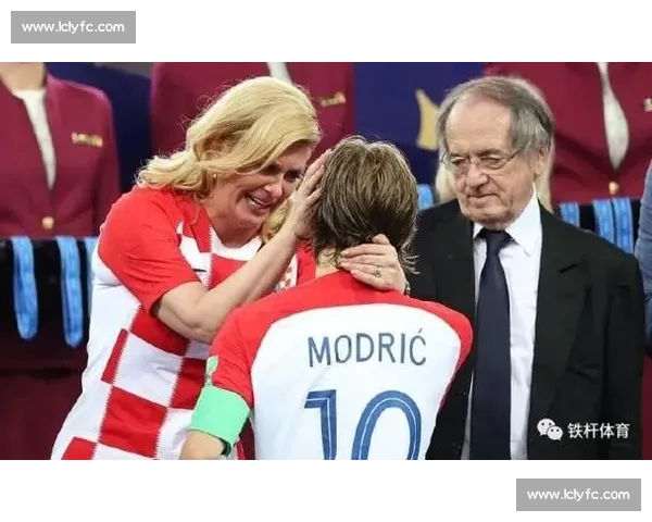 从世界杯经典逆转看足球团队精神与战术博弈启示的成功案例分析与思考