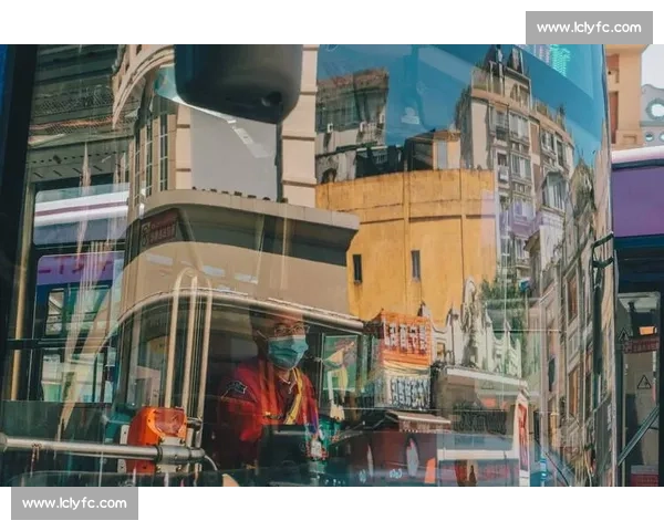 以摄像机视角捕捉瞬间光影下的城市生活全景故事 以摄像机视角捕捉瞬间光影下的城市生活全景故事